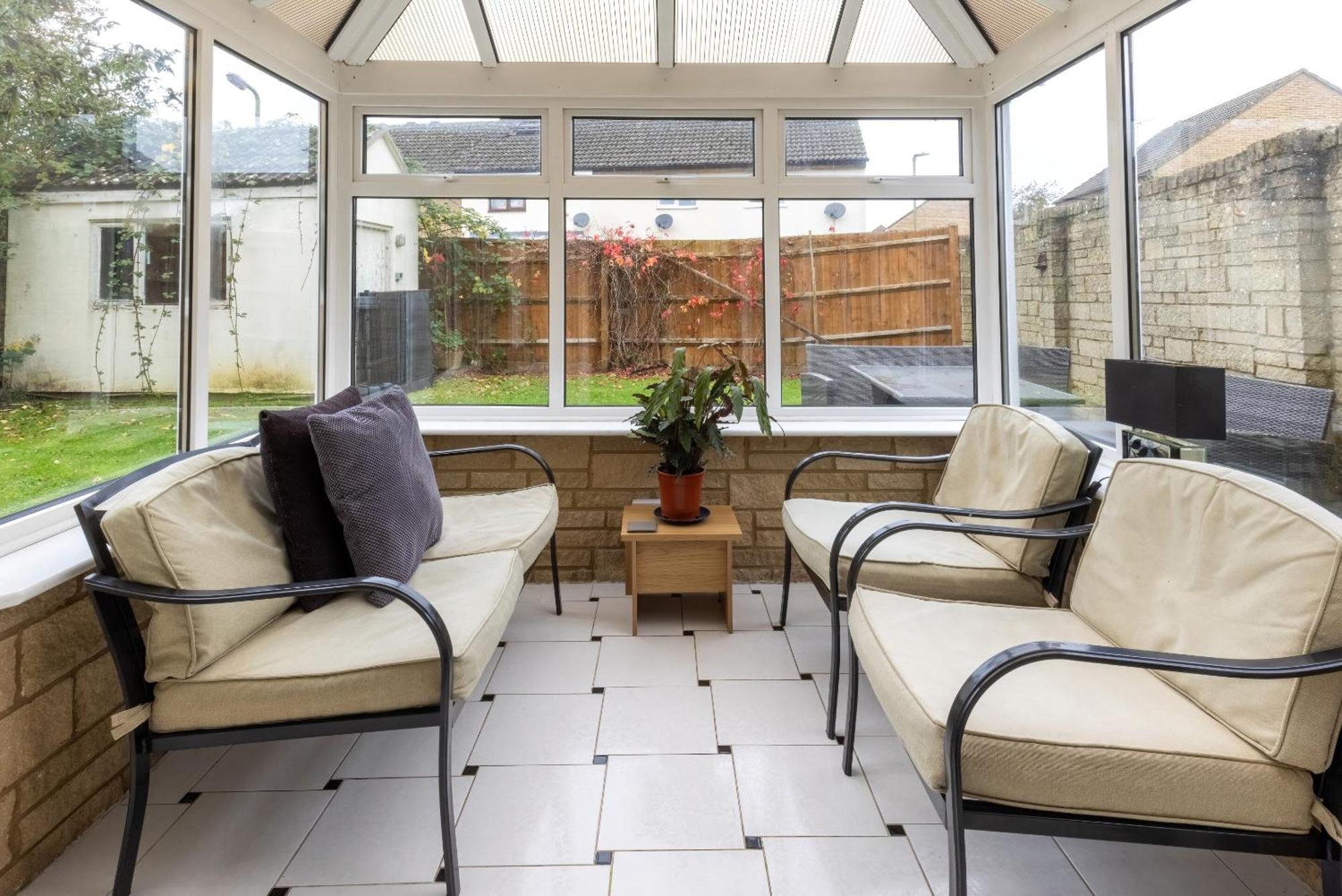 The Conifers Large Detached Home With Off Street Parking Witney Exterior photo