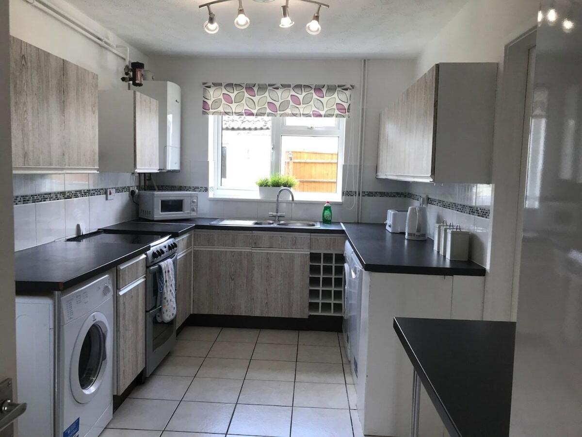 The Conifers Large Detached Home With Off Street Parking Witney Room photo