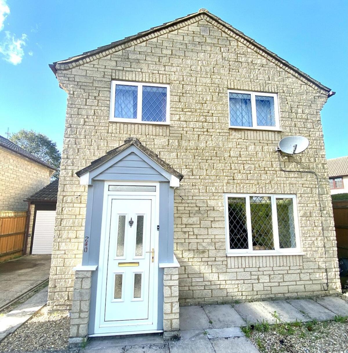 The Conifers Large Detached Home With Off Street Parking Witney Room photo